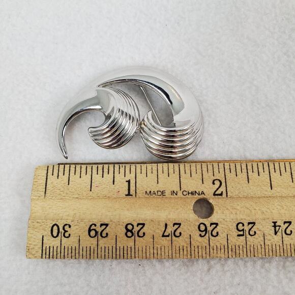 Vintage Trifari Brooch Silver Tone Swirl Pin Wave Mid Century - Picture 8 of 8